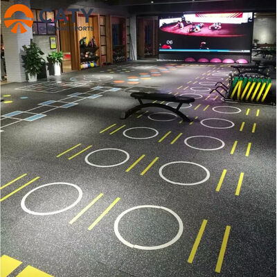 Wszechstronny, funkcjonalny system podłóg do siłowni, zintegrowany ze strefami amortyzacji wstrząsów, podnoszenia ciężarów i cardio