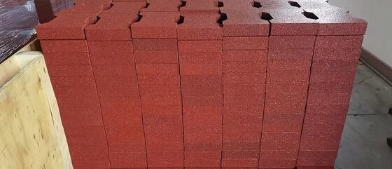 Płytki gumowe i elastyczne systemy podłogowe zaprojektowane do zastosowań ciężkich w środowiskach przemysłowych i rekreacyjnych